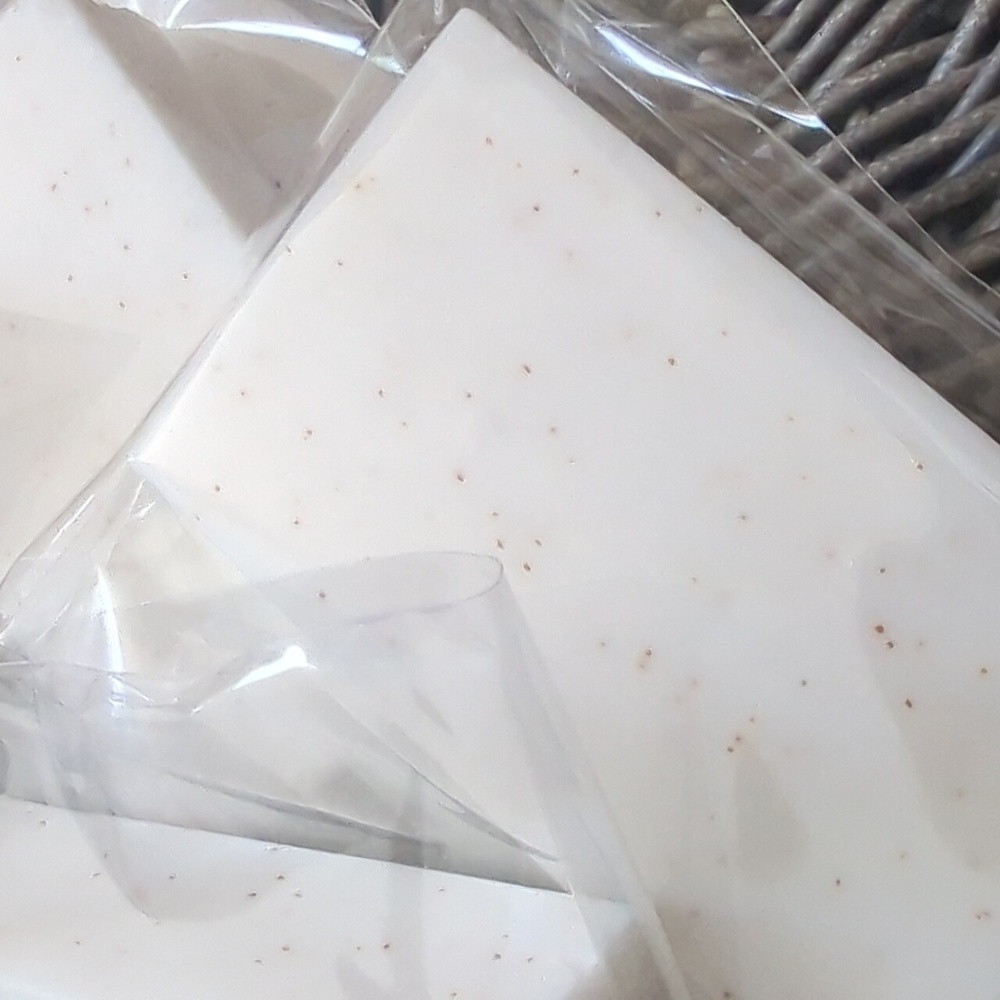 Goat Milk  Vanilla Bean Exfoliating Bar - Picture 3 of 4
